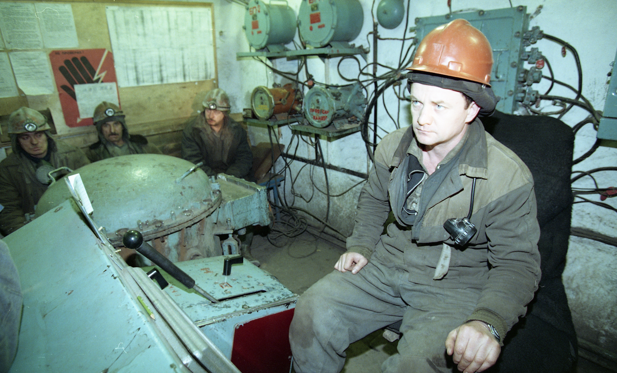 Kontrollrommet til gruveheisen. 

Bilder fra reportasje om gruveulykke i Barentsburg 18. semptember 1997 hvor 23 mennesker mistet livet. Artikkelen omhandlet opprydnings og istannsettelsesarbeidet av gruve for videre drift. Årsaken til ulykken ble fastslått å være mennesklig feil. Grivearbeiderne hadde brukt feil sprengstoff på feil plas.