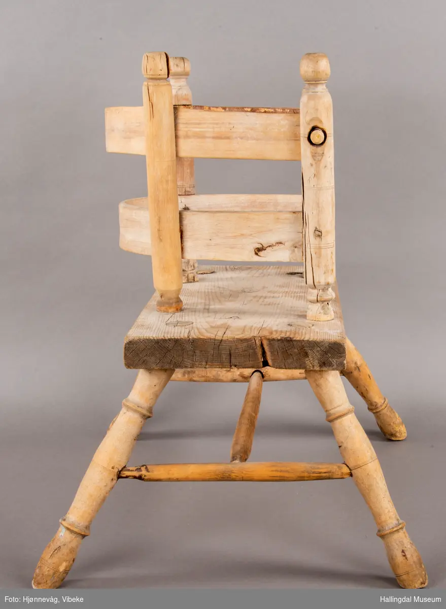 Barnestol med barnesikring til å ha rundt livet på barnet når det sitter på krakken. Stolen er laget av heltre.