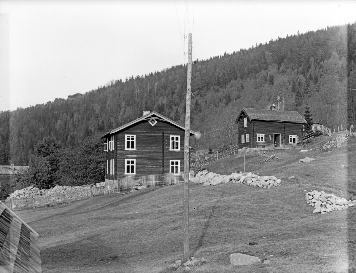 Bilde viser ukjent gård

Fotosamling etter Øystein O. Jonsjords (1895-1968), Tinn.