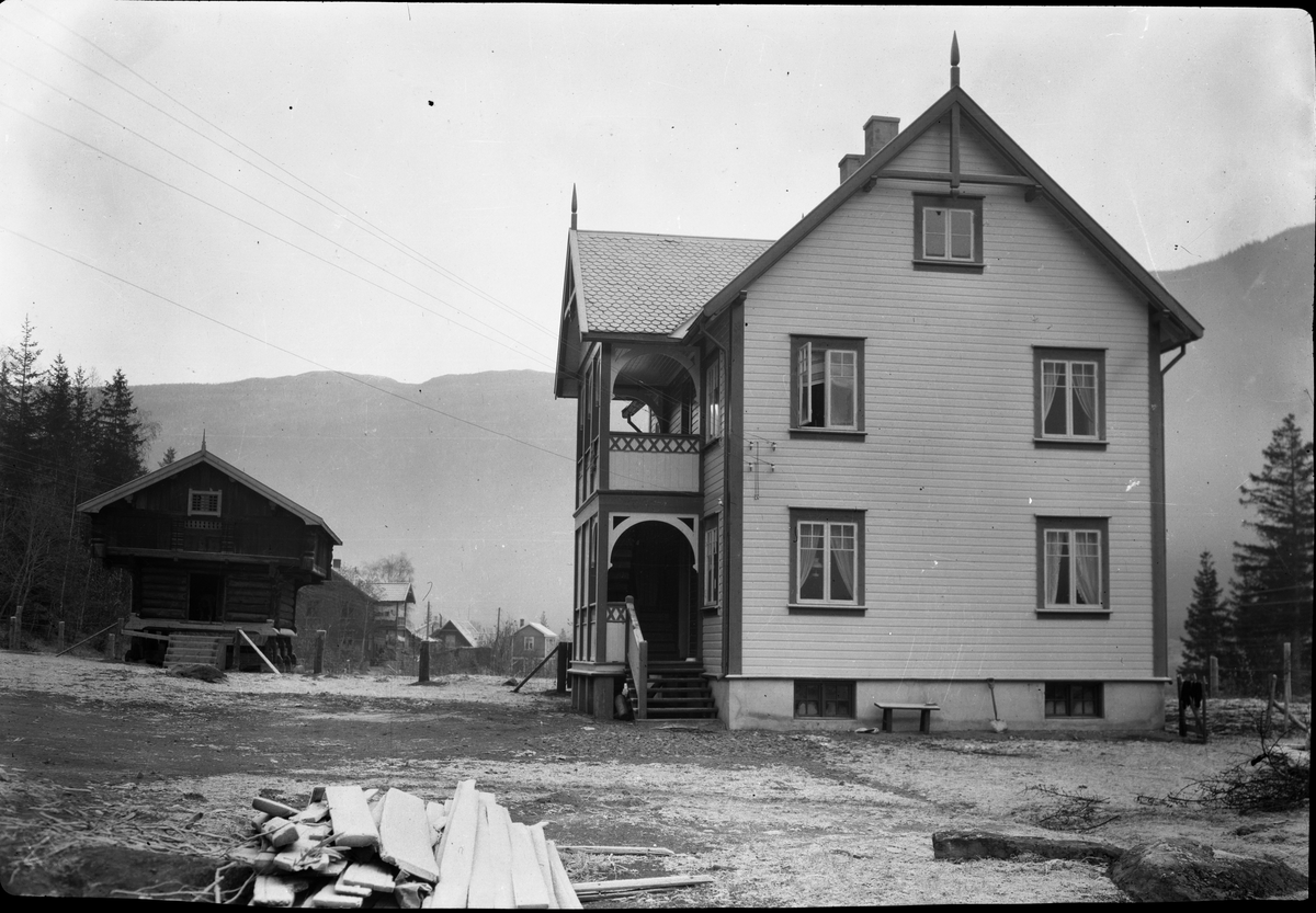 Fotosamling etter Øystein O. Jonsjords (1895-1968), Tinn. 

Bilde viser hus med stabbur