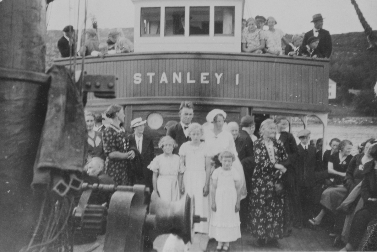 Brudefølge på heimtur ombord båten "Stanley I"