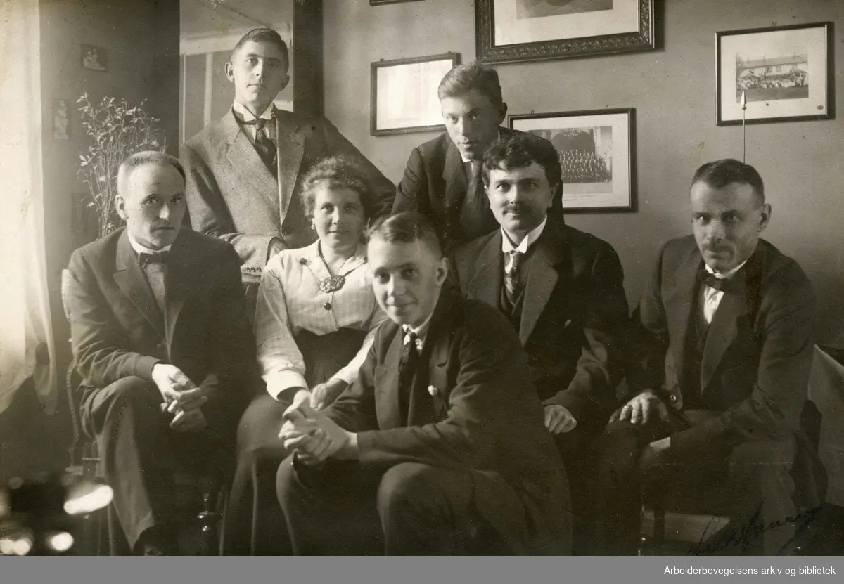 Sosialistlaget i Trondheim 1915-20. Fra venstre, Martin Tranmæl, Arnold Wiik, Fine Olsen (Halvard Olsens kone), Alfred Trønsdal, ukjent, Halvard Olsen og ukjent.