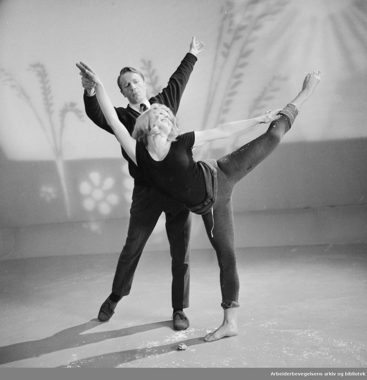 Revyforfatter, skuespiller og tv-produsent Bjørn Sand med danseren og skuespilleren Kjersti Døvigen i studio. Oktober 1968.
