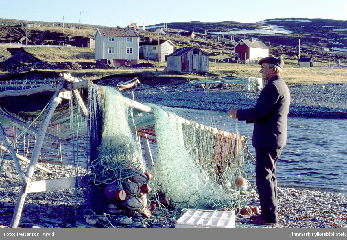 Laksefisker Svein Svendsen ser til laksebruket. Bildet er tatt på 1970-tallet.