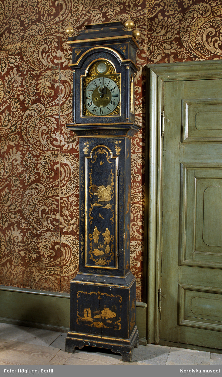 Ståndur, golvur, fodralet med engelsk inspiration har ett kinesiserande lackarbete, troligen utfört av Jacob Liljedahl. Urverket från Stjernsunds Manufatur i Dalarna, tillverkat 1746.