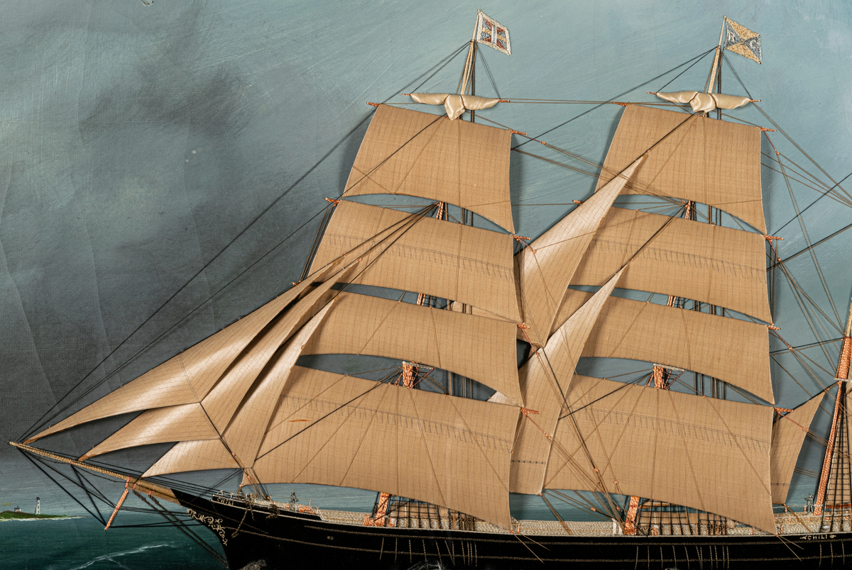 Fartygstavla föreställande fartyget Chili. Seglen är gjorda av siden.  Ram av mahogny. Skeppet är monterat som relief, segelen är överdragna med råsidan. Flaggorna är broderi och tacklingen är sydd fast i underlaget.