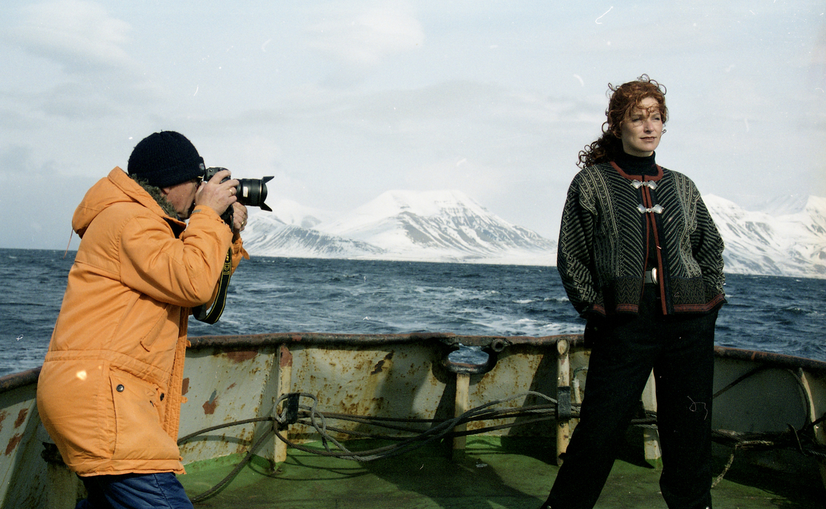 Fra artikkel i Svalbardposten nr. 20 og 29 om fotshoot i Barentsburg for merket "Oda of Norway". Noen av klærne ble produsert av Barents tekstil som ble opprettet i Barentsburg i 1992.