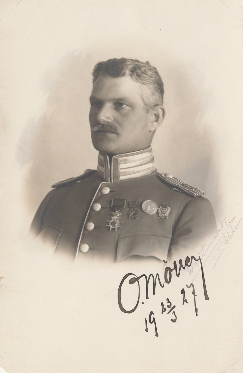 Porträtt av Otto Möller, fanjunkare vid Livgardet till häst.