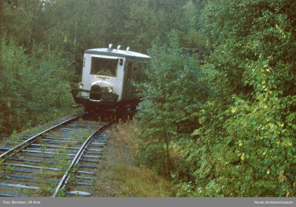 Askim-Solbergfossbanens motorvogn "Gamla" under fremføring fra Solbergfoss til Askim, her mellom Skårud og Onstad