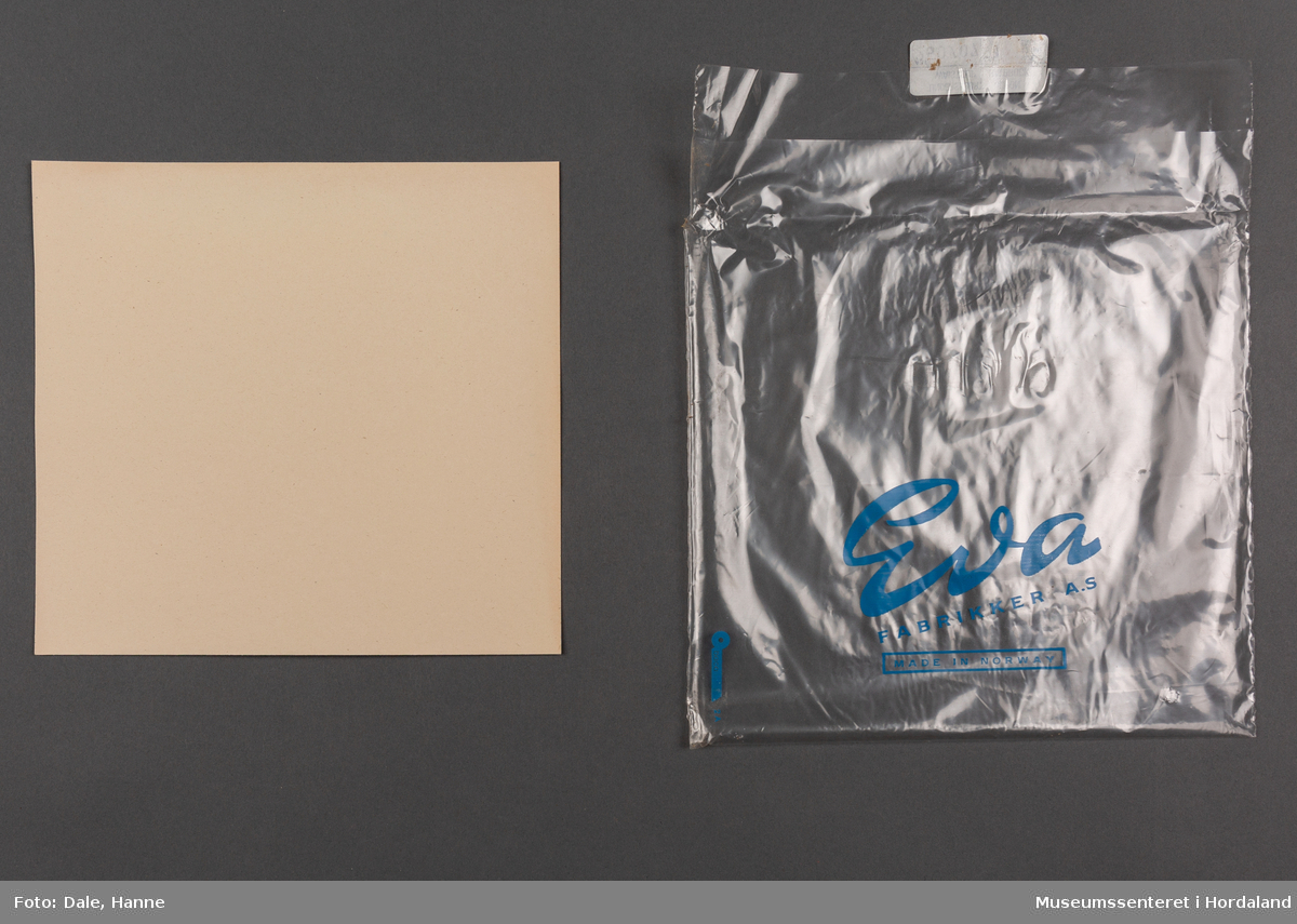 Kvitt Eva underskjørt i str. 42/M, med strikk i livet og blondekant nedst. Plagget er pakka i plastemballasje, med ei papplate til avstiving.
