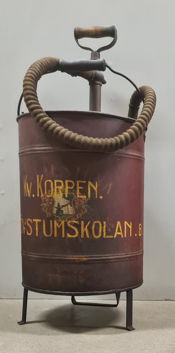 Brandspruta från Dövstumskolan Torpavägen i Vänersborg. 1900-talets första hälft.