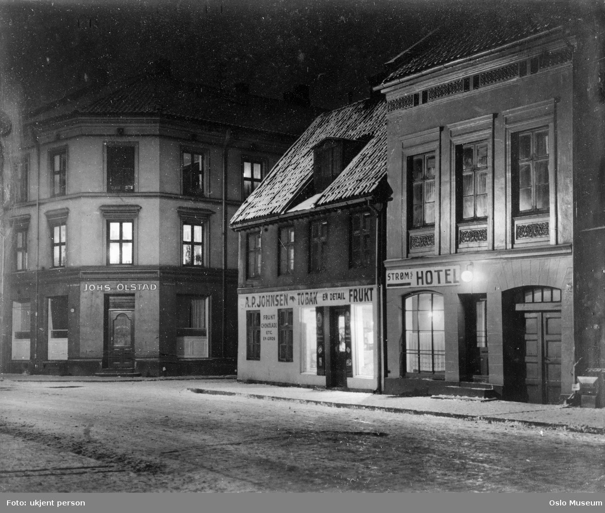 gate, bygårder, Strøms Hotel, A.P. Johnsen frukt- og tobakksforretning, nattemørke