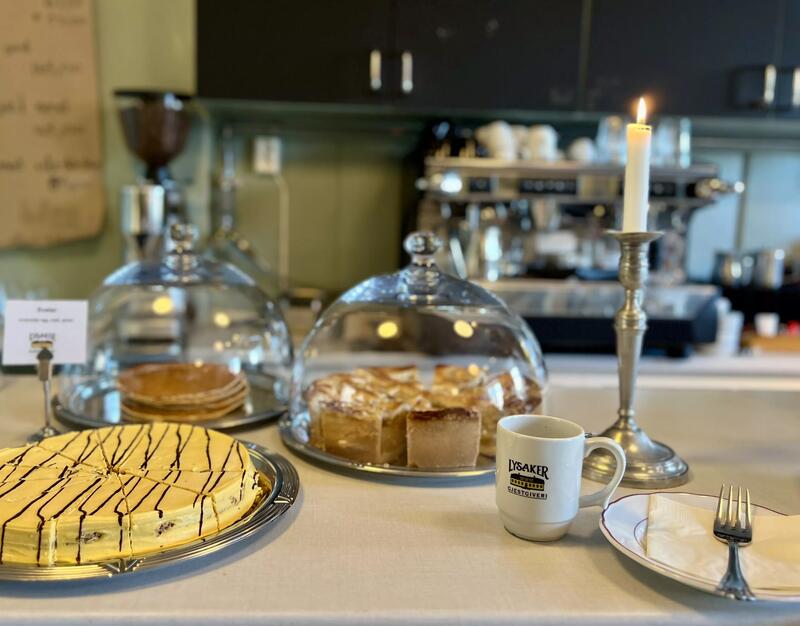 Bildet viser kaker og kaffekopp i Lysaker gjestgiveri.