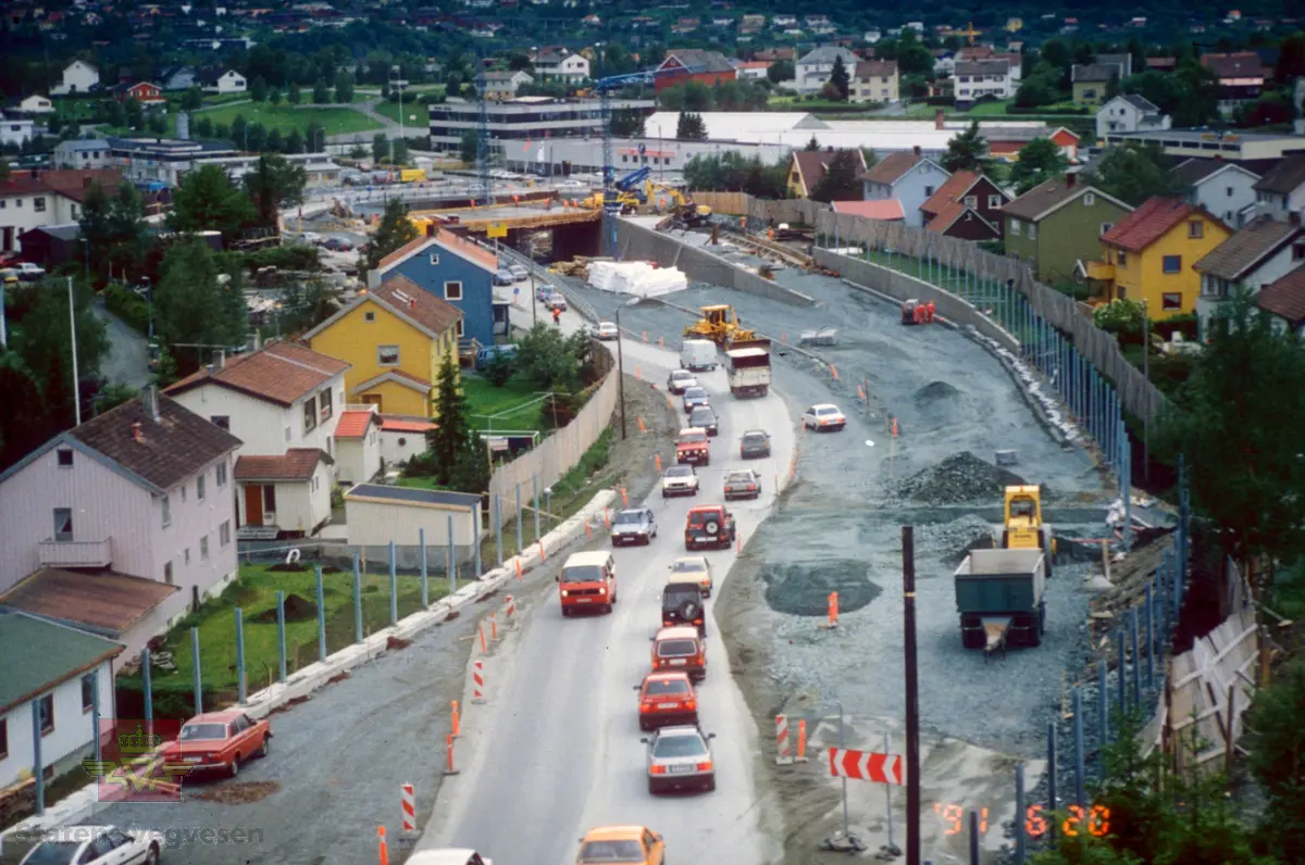 Omkjøringsveien, Nardo kryss med rundkjøring sett fra trafostasjonen i Moholtlia