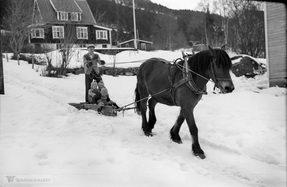 "Våren 1955"."Far kjører snøplog"