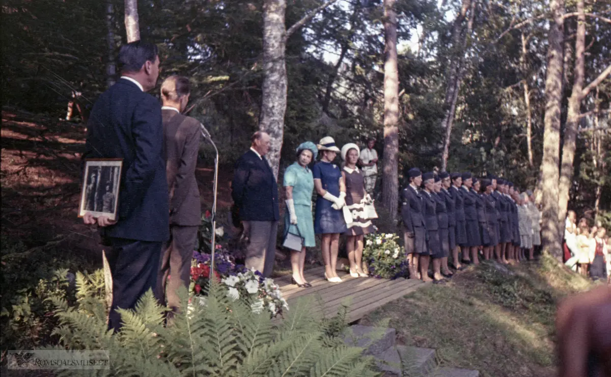 Kongebjørka. .Dronning Elizabeth II og Kong Olav V og deres familier under feriebesøket i Romsdal 9.august.