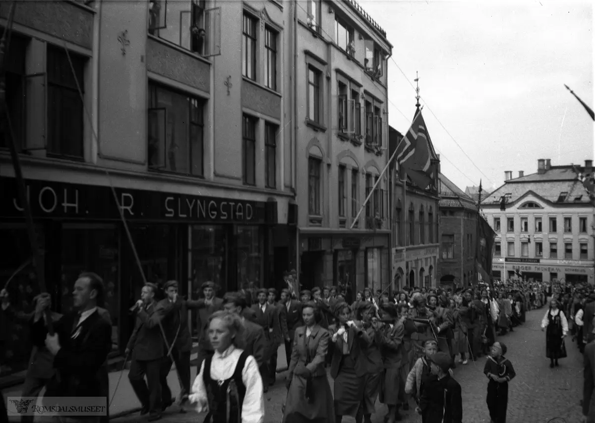 "Ålesund 1949".Kongebesøk i Ålesund 1949 eller er det 17.mai?