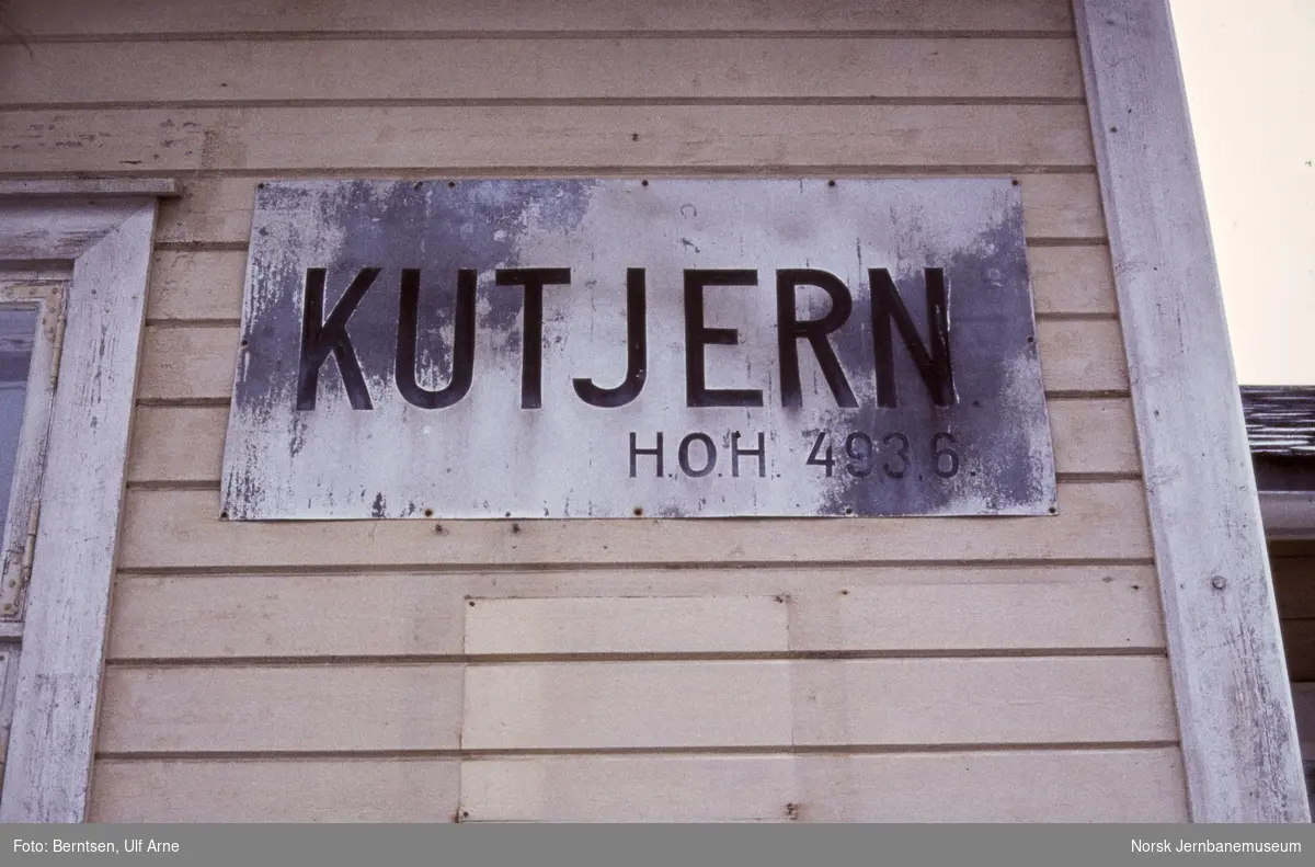 Kutjern stasjon på Gjøvikbanen, stasjonsskilt