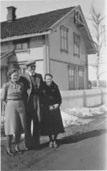 To damer og en  mann står på veien på Ask i Gjerdrum. Mary N