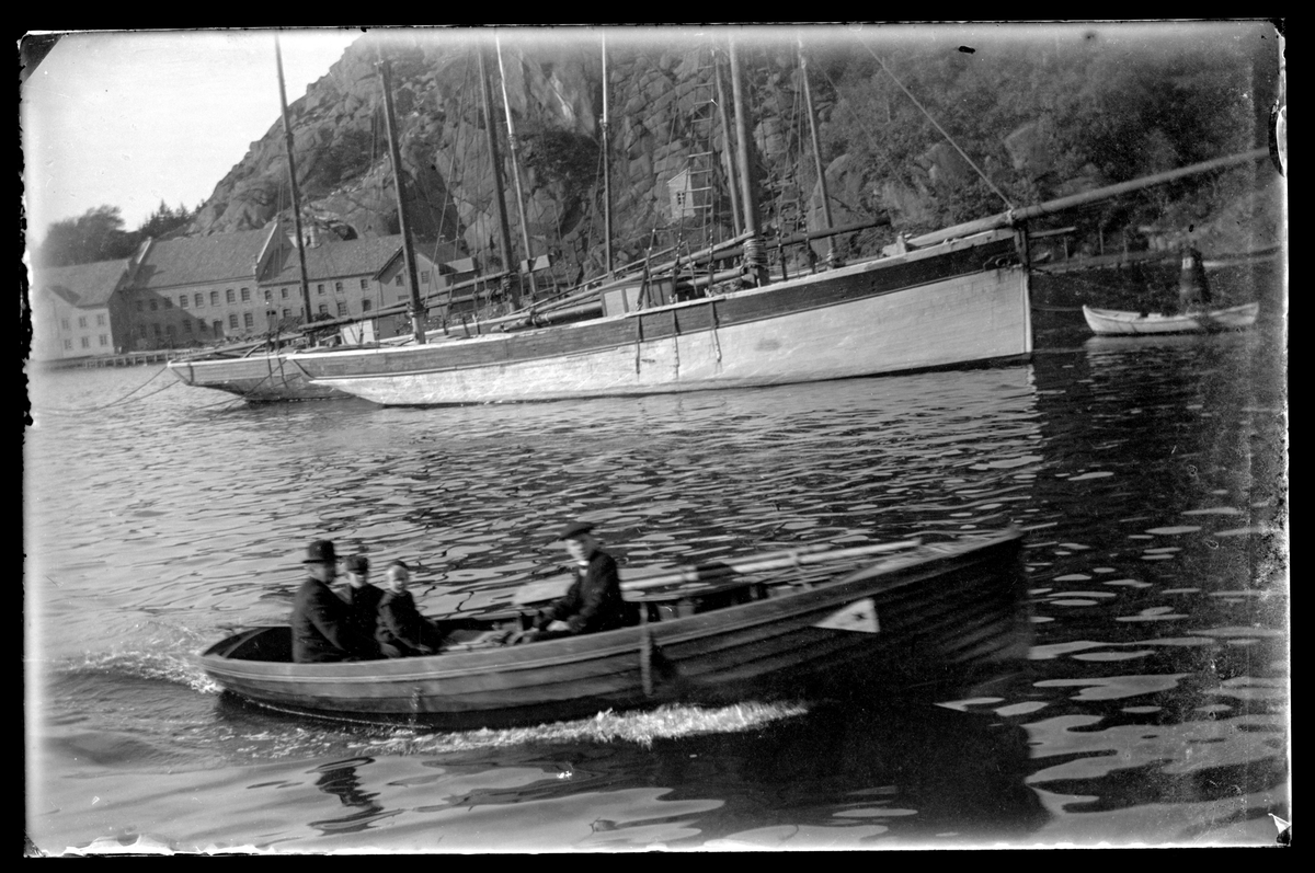 4 personer i en motorbåt i Egersund havn