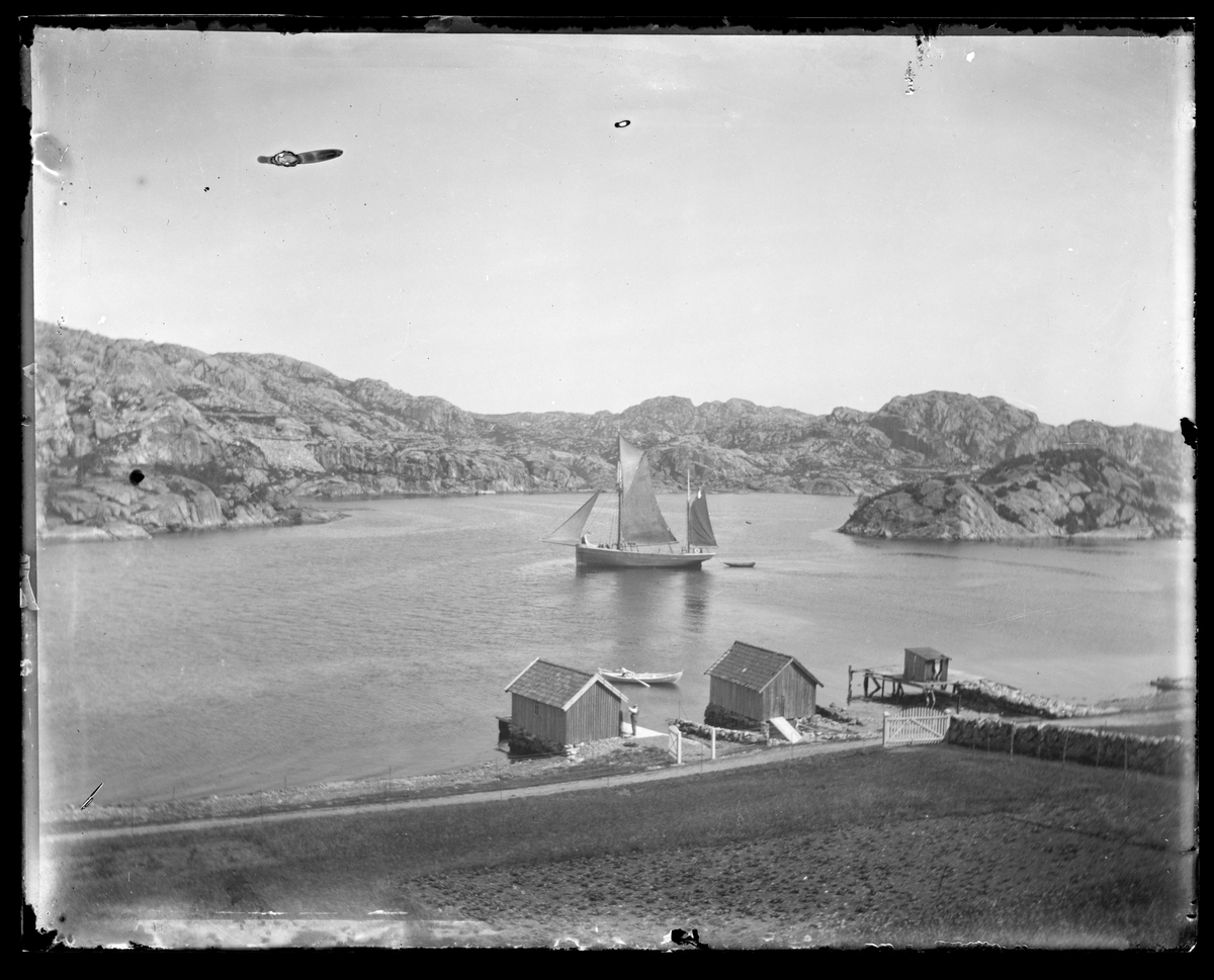 Sjøhus og seilskute i Nordra Sundet ved Eigerøy