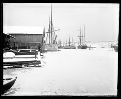 Seilskip i islagt vann i Egersund havn
