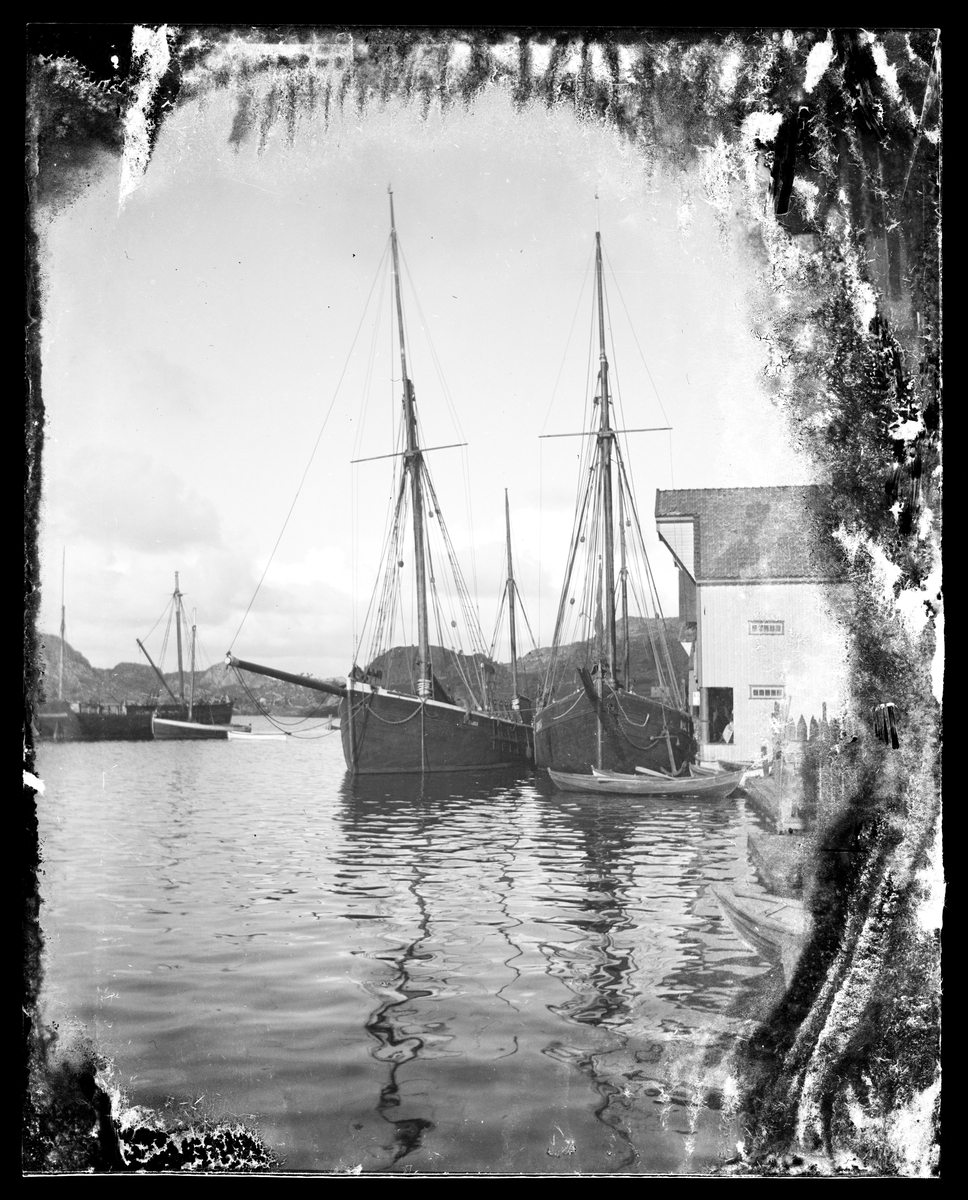 Seilskuter ved O.H. Bøes sjøbu i Strandgaten i Egersund