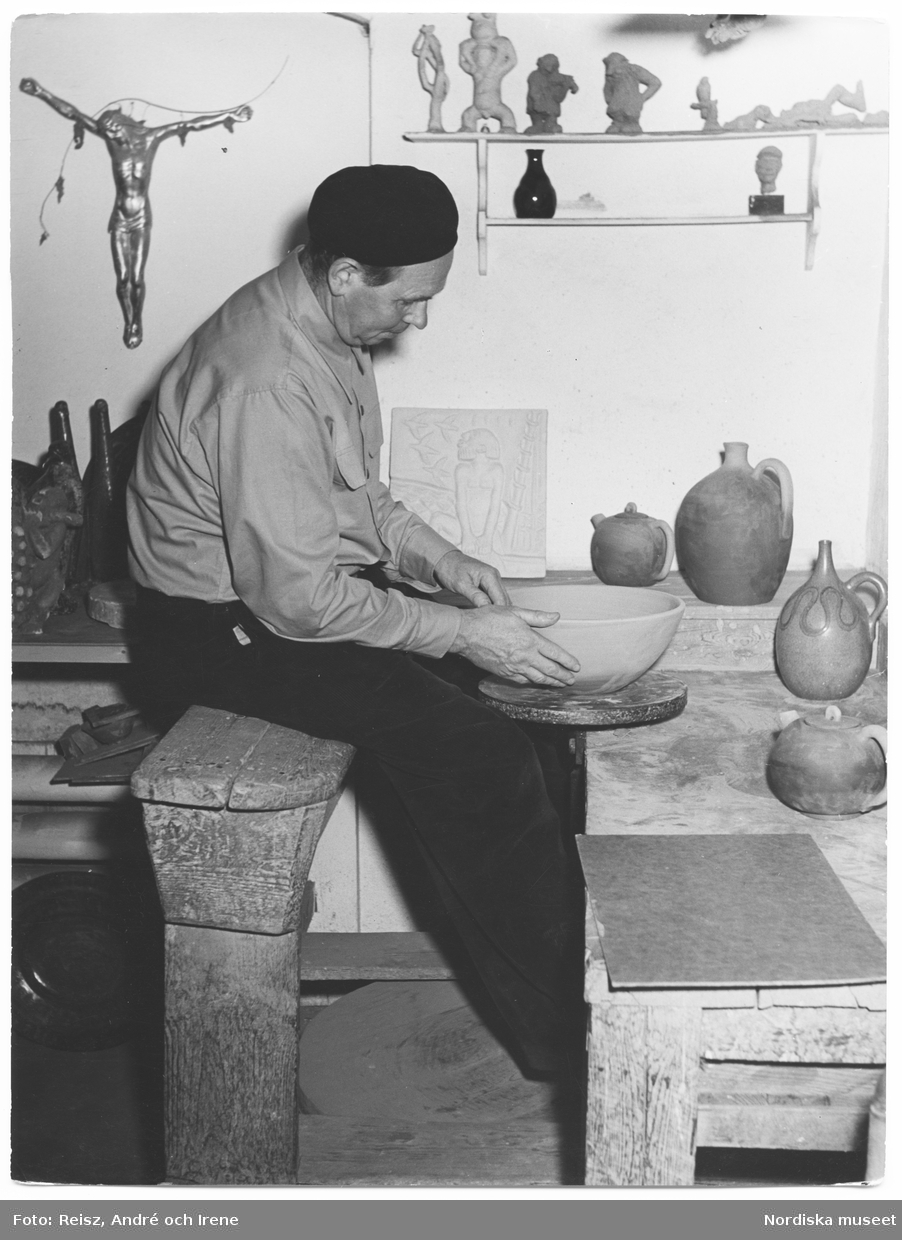 Åke Holm, keramiker och skulptör från Lerberget i sin atelje.