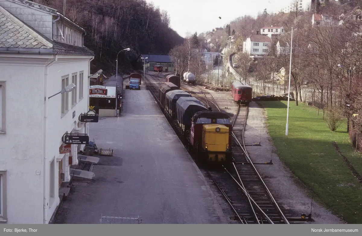 Godstog 5661 ankommer Arendal stasjon trukket av diesellokomotiv Di 2