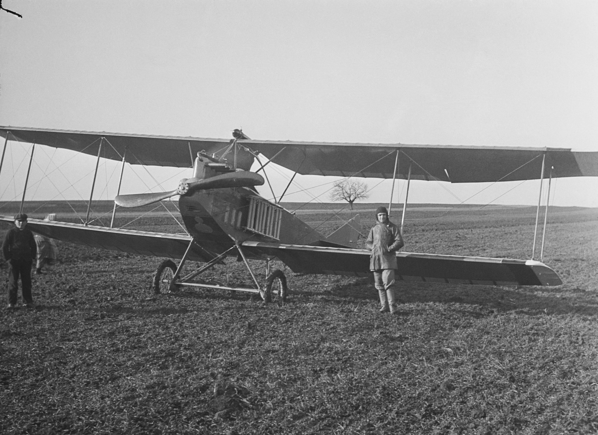 Militärt flygplan Albatros B.I tillhörande Österrike-Ungern står på en ...