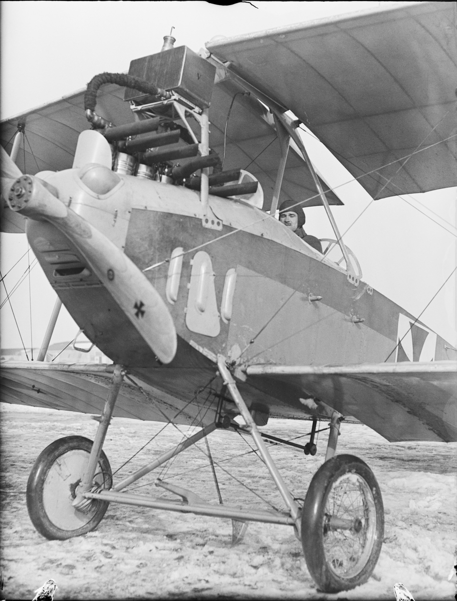 Flygare på plats i militärt flygplan Albatros B.I tillhörande Österrike ...