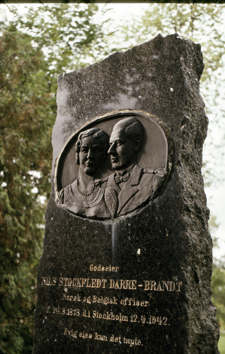 Frogn kirkegård, gravstøtte Darre-Brandt godseier Froen hovedgård