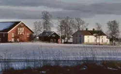 Sjøvoll ved Stensgård. Landbruks-bebyggelse, snødekte jorder