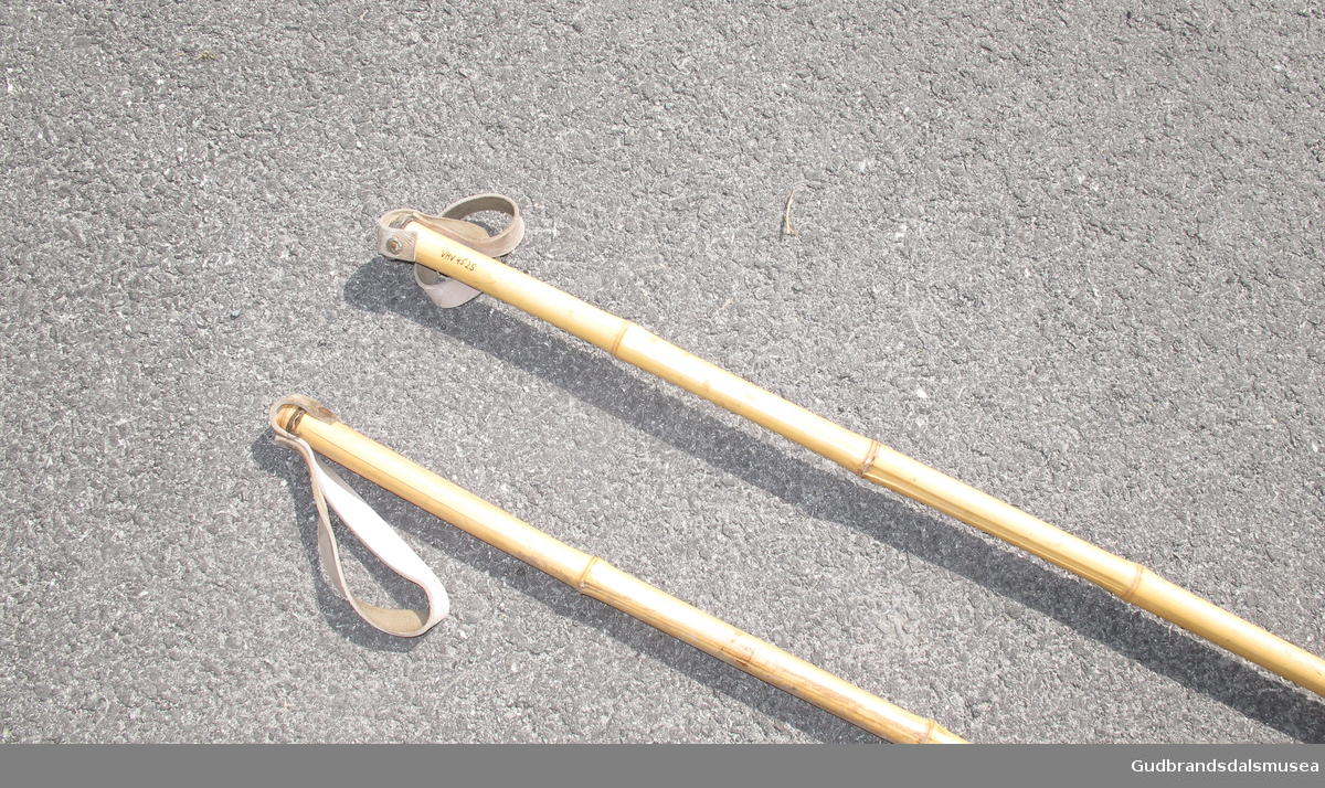 Skistaver 2 stk av bambus. Kringlene er ikke like, så en er nok reparert. Reim av lær til hånda.