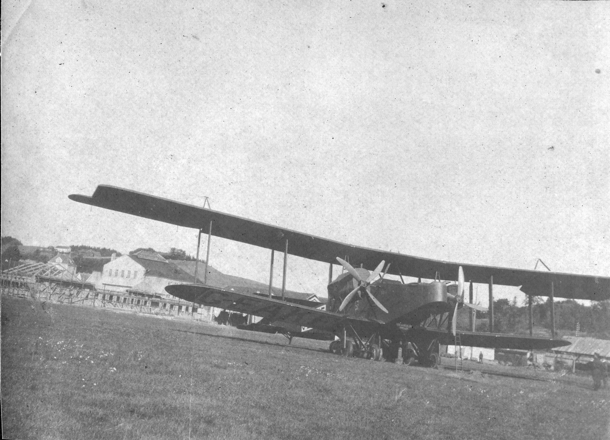 Det britiske flyet Handley Page O/400 ,med registreringsnummer G-EAKE, på Kjeller flyplass august 1919.