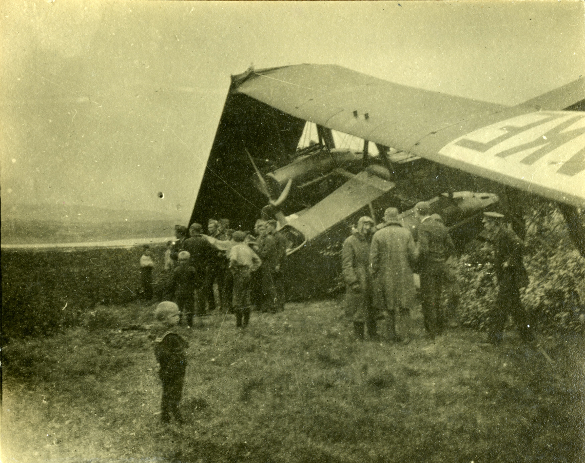 Tryggve Grans krasjlanding i en hage i Lillestrøm under et forsøk på å ta av fra Kjeller flyplass den 6. september 1919 med et britisk fly av typen Handley Page 0/400. Hendelsen tiltrakk seg, naturlig nok, en stor mengde skuelystne.
