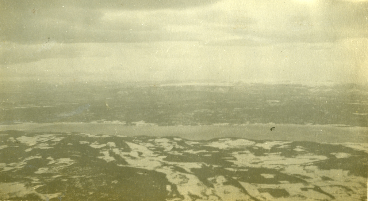 Flyfoto av Randsfjorden, tatt under Hærens Flyvevesens vinterøvelse på Fagernes i 1921.