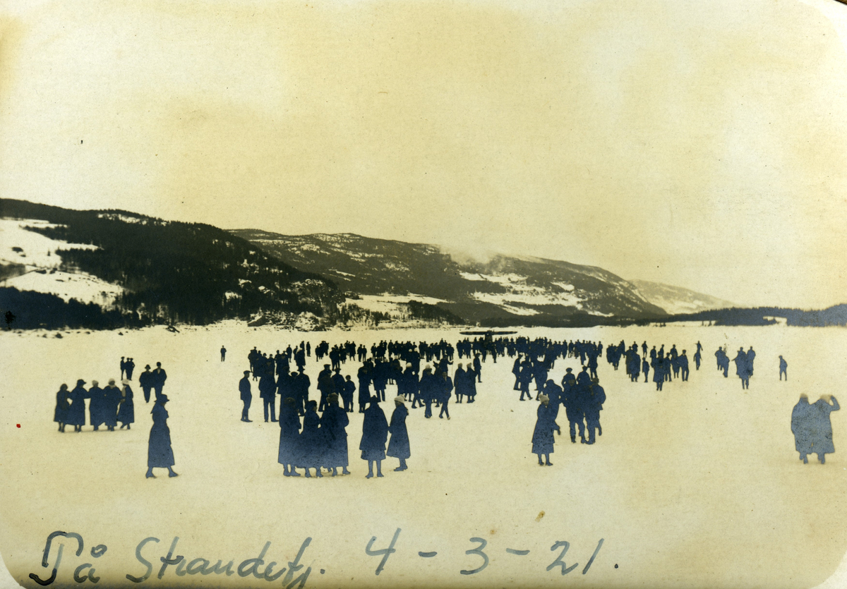 Publikum strømmet til den islagte Strondafjorden i forbindelse med "Det nordiske vinterflystevnet".