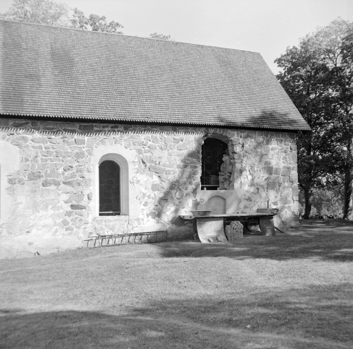 Under ingenjör Ture Jangviks ledning genomfördes under åren 1976-78 en genomgripande restaurering av Hägerstads gamla kyrka. Här två nedslag från insatsens initiala skede 1976.