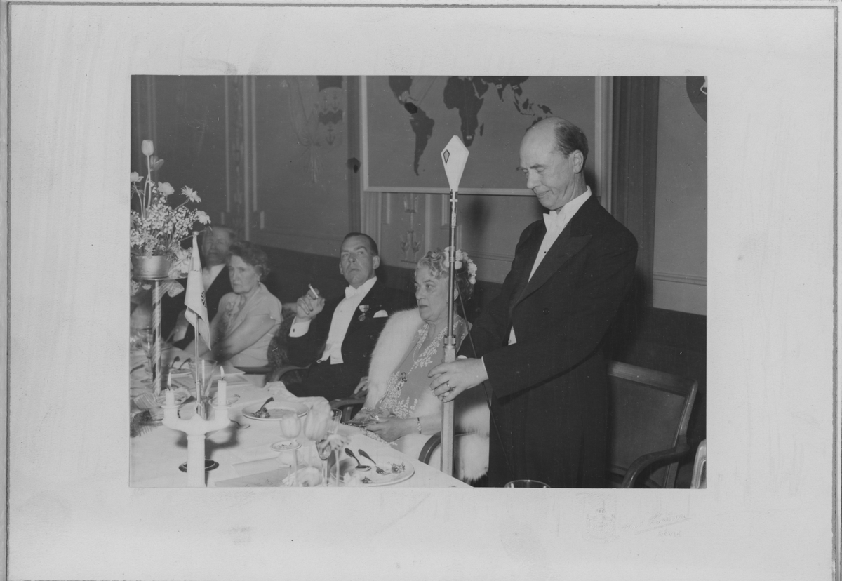 Ahlgrens 60-årsjubileum på CH. Landshövding i Gävle Rickard Sander (1941-50). Verkställande direktör konsul Bengt Ahlgren sittandes.