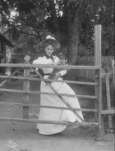Prot: Genere - Blomsterpiken Margaritter - ved grinden (Maja),  Juli 1903