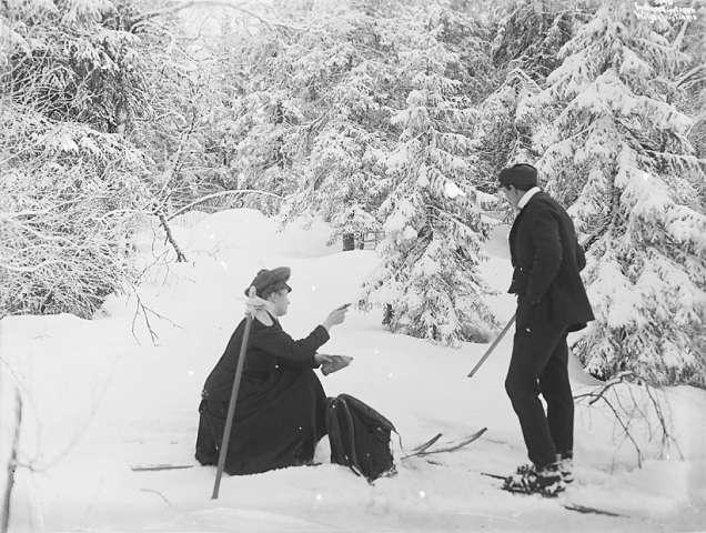 Prot: Vinter - Skogparti med 2 Skiløpere spisende chokolade 4/2 1906