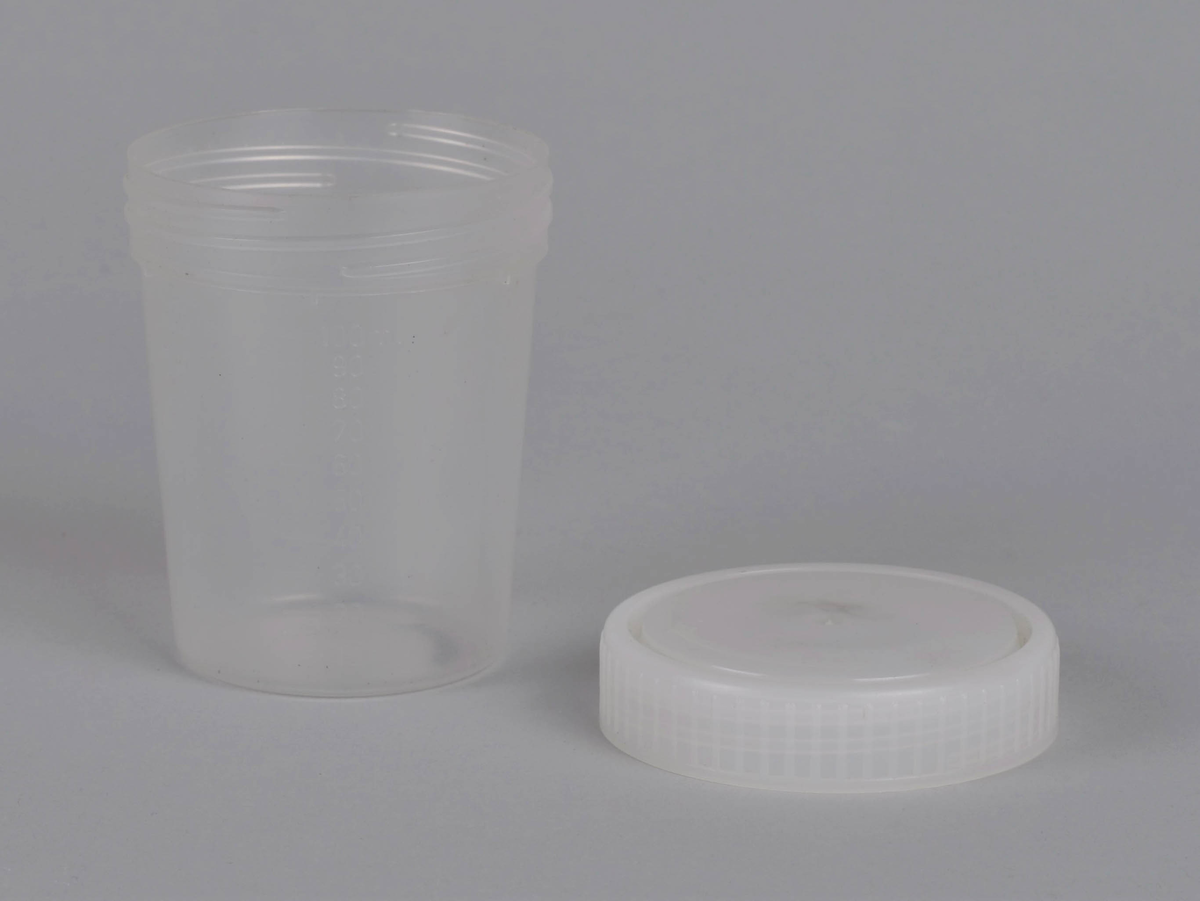 Gjennomsiktig plastkopp med måleskala fra 0 - 100 ml.
Hvitt felt for å skrive på verdier eller innhold (2,5 x 4 cm) midt på koppen.
Trolig brukt for oppmåling av væske eller oppbevaring av lignende.