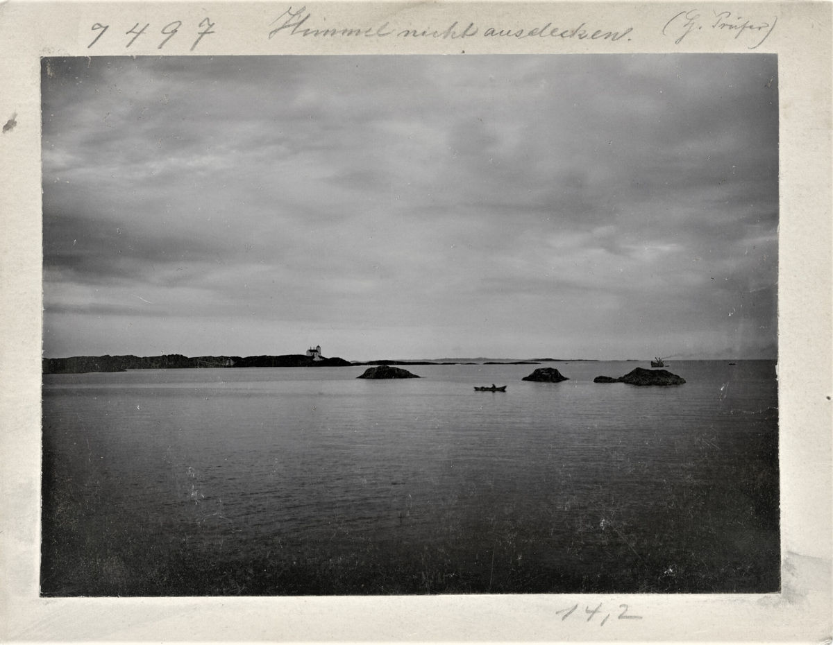 Mannabergsholmane og Sørhaugøy fyr, nord for Haugesund. En robåt og et dampskip er ute på Sletta.