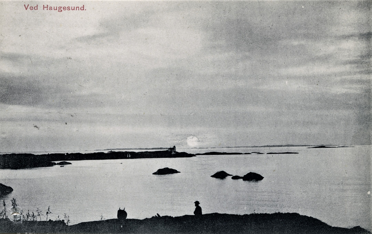 Silhuetten av en mann ved Rekavik, nord i Haugesund. Ut mot havet ses Mannabergsholmane og Tonjer fyr.