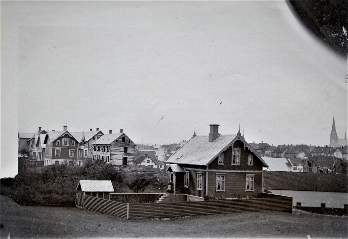 Boliger i Haugesund. Bildet er tatt fra sør. Til høyre er Vår frelsers kirke, og midt i bildet er konturene av Skåre kirke. 