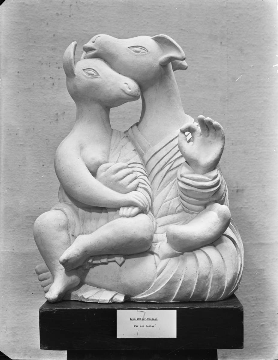 Skulpturen "Far och dotter" av konstnären Egon Möller-Nielsen