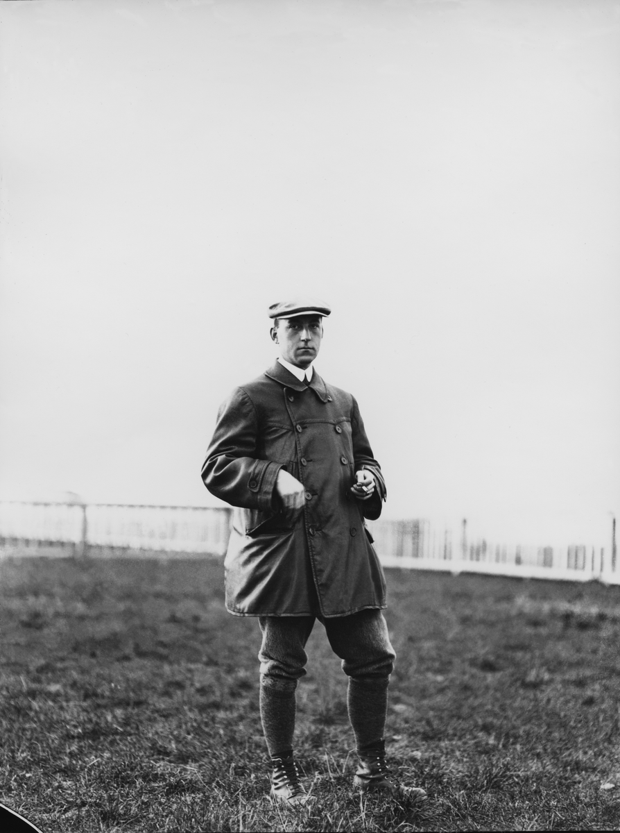 Porträttfoto av Edmund Sparmann i flygarjacka och keps, utomhus.