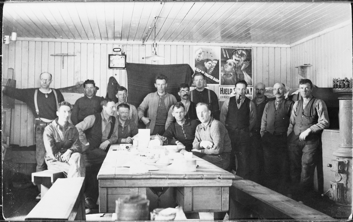 Gruvearbeidere samlet rundt matbordet i brakka ved Christianus Sextus gruve, vinteren 1939