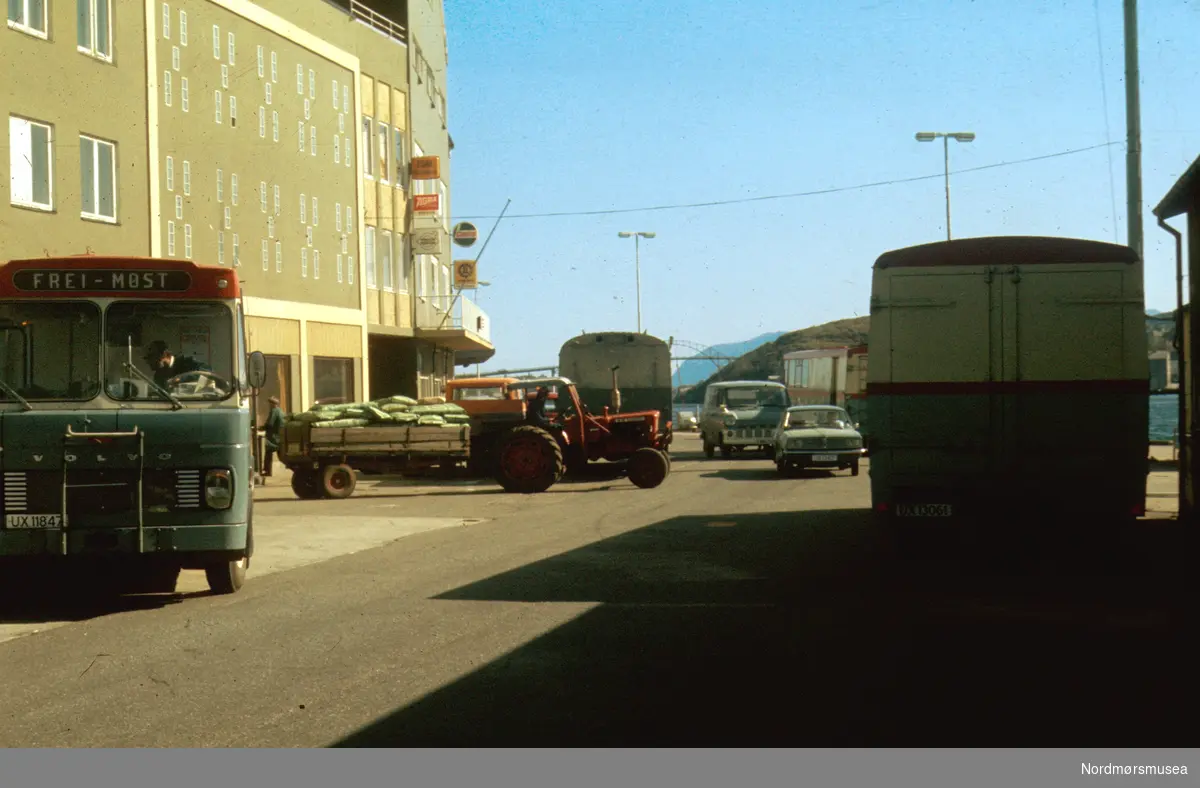 Aktivitet langs Storkaia (Arnulf Øverlands gate) på Kirklandet i Kristiansund. Datering muligen på 1960-tallet.